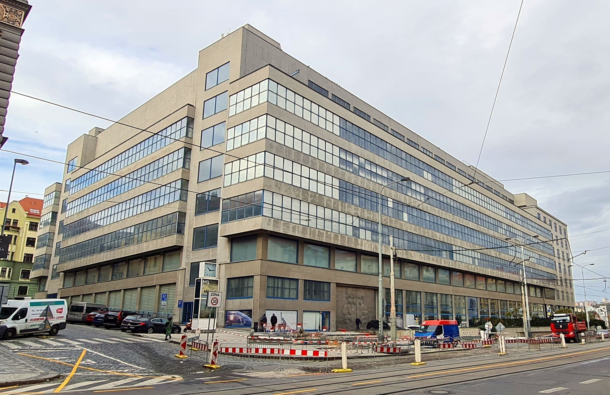 Holešovice: the trade-fair palace and the creative grid