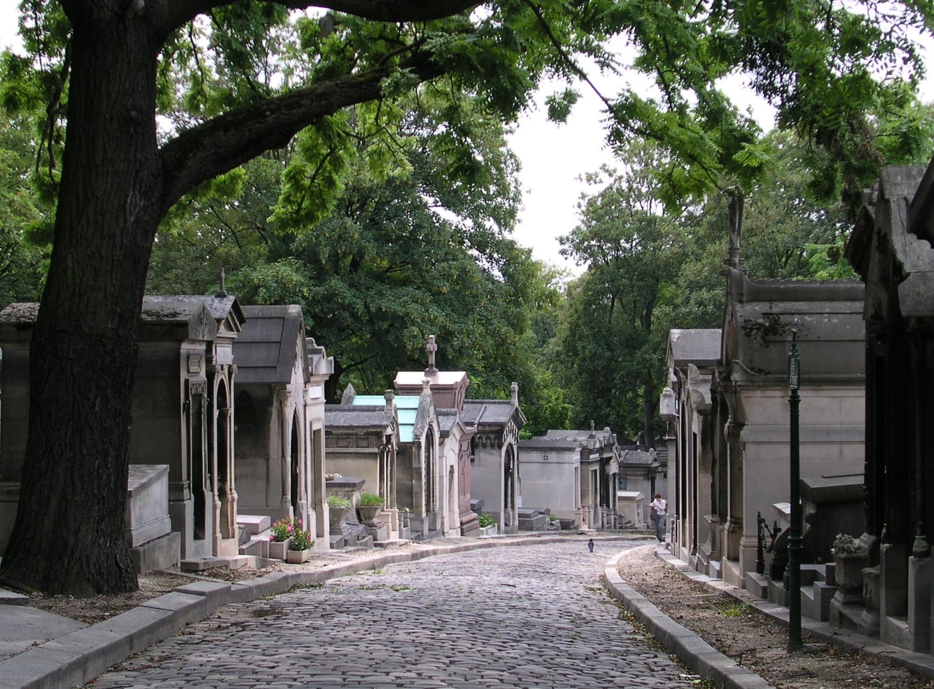 Père-Lachaise: the famous graves under the chestnuts