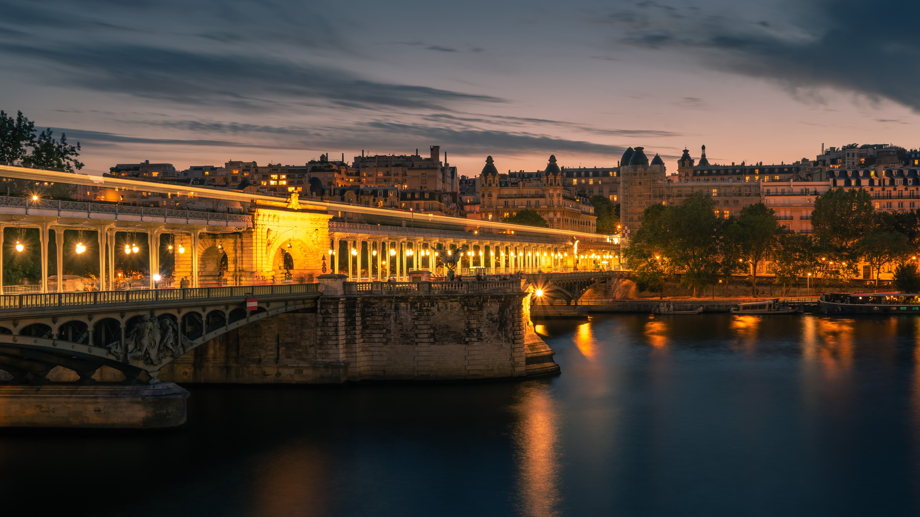 The Île aux Cygnes: a path down the middle of the Seine