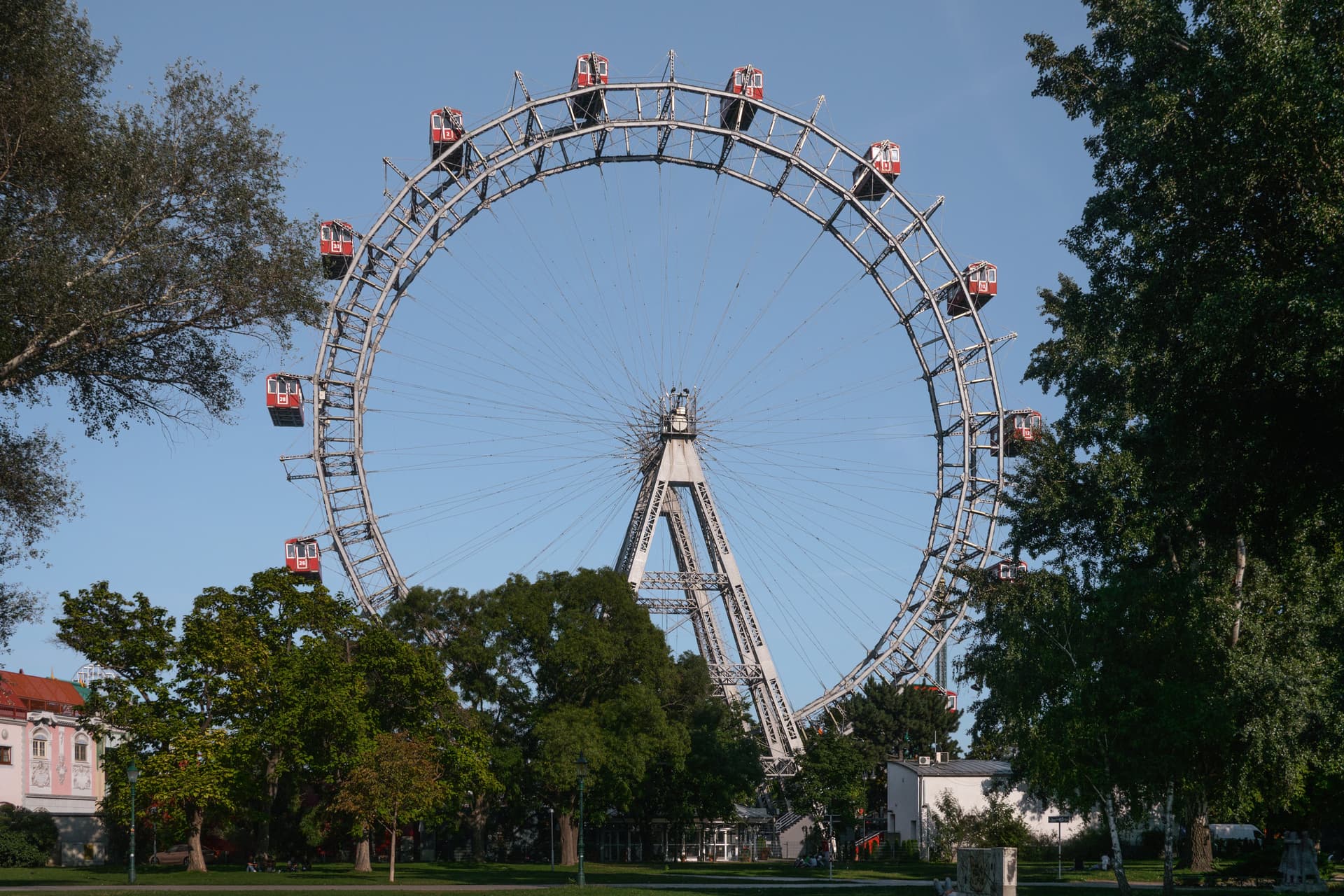 The Prater: the giant wheel and the long avenue