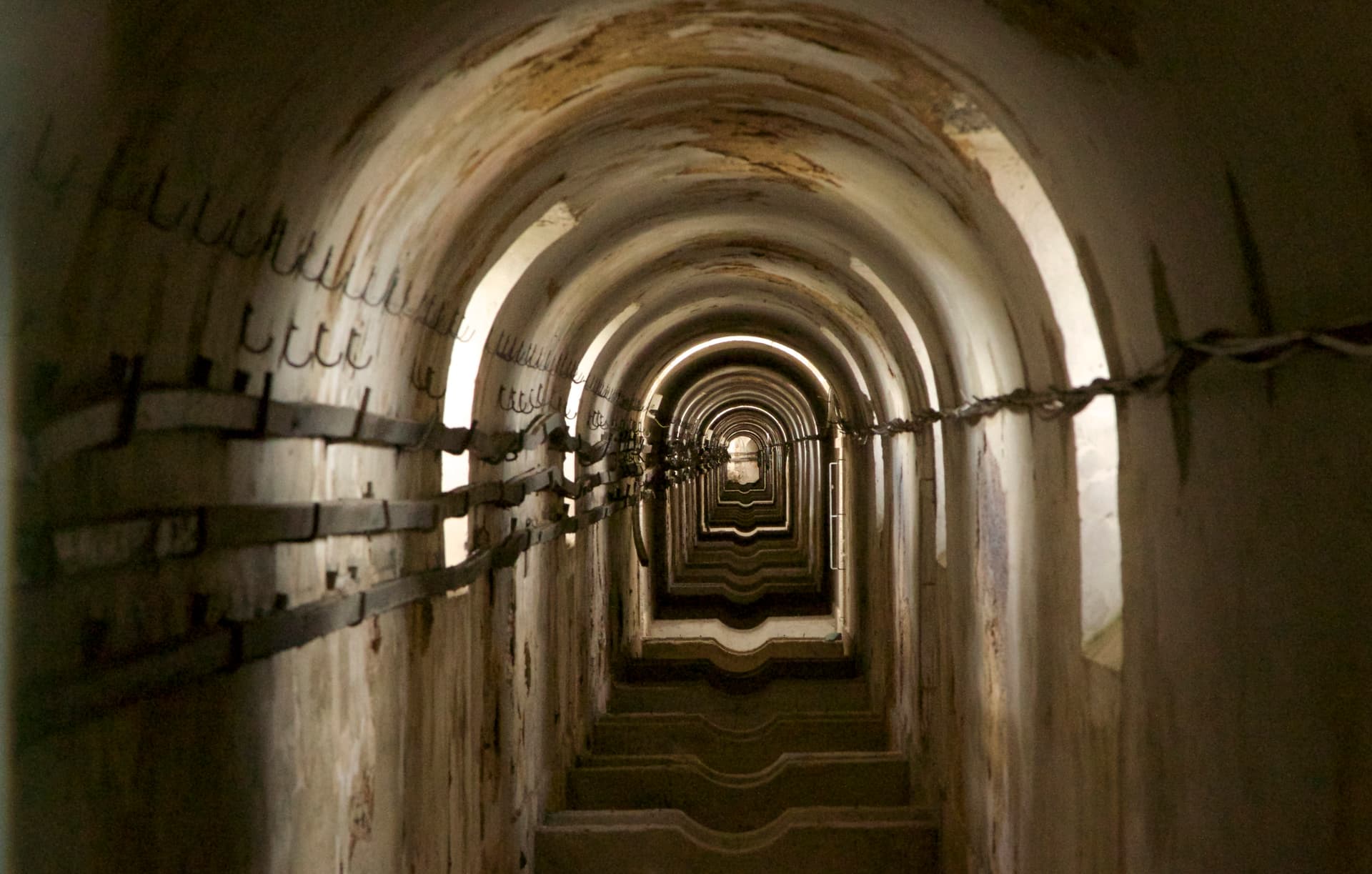 Águas Livres: the great aqueduct and the water cistern
