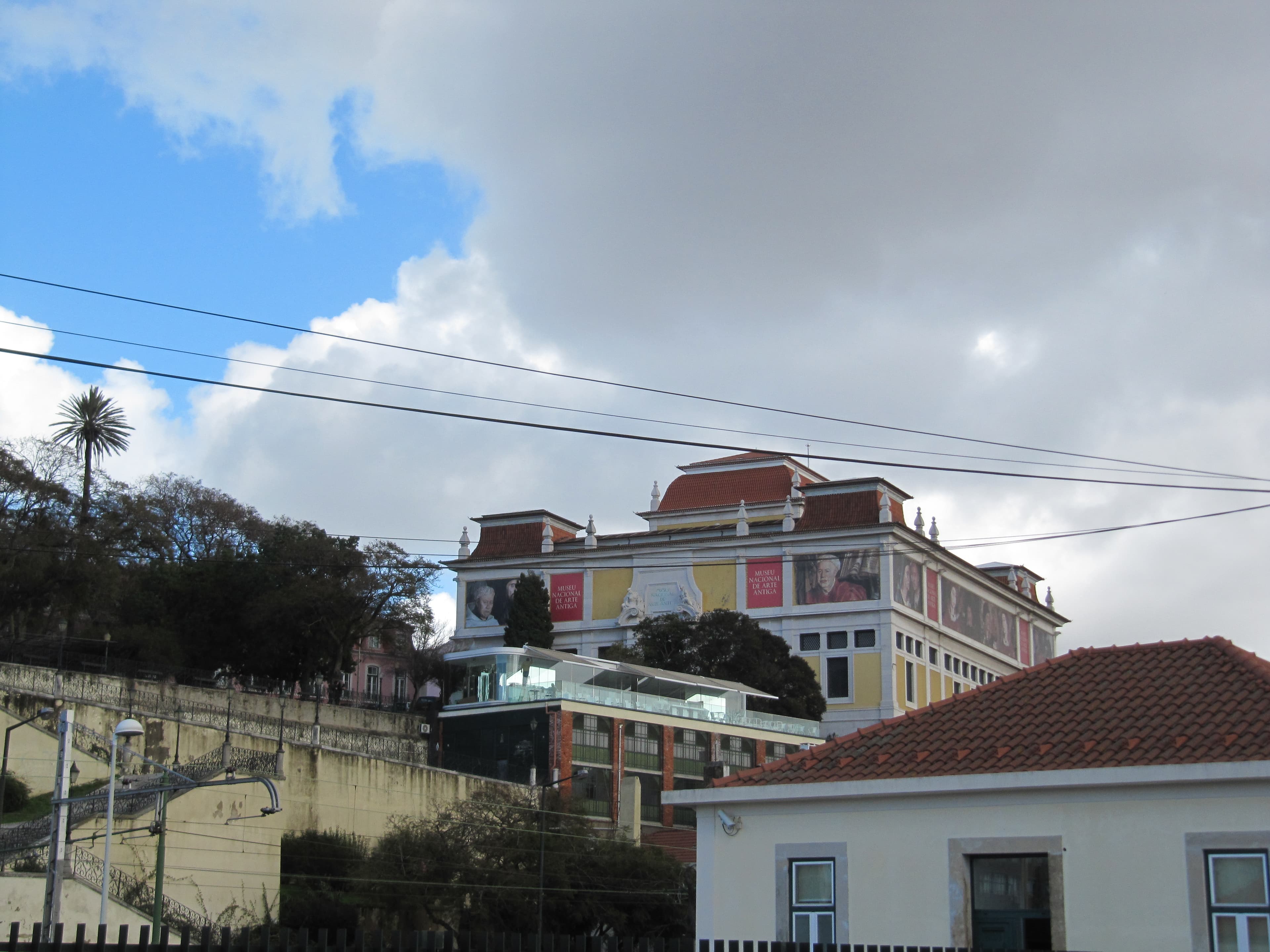 Lapa: the diplomatic hill and the national gallery