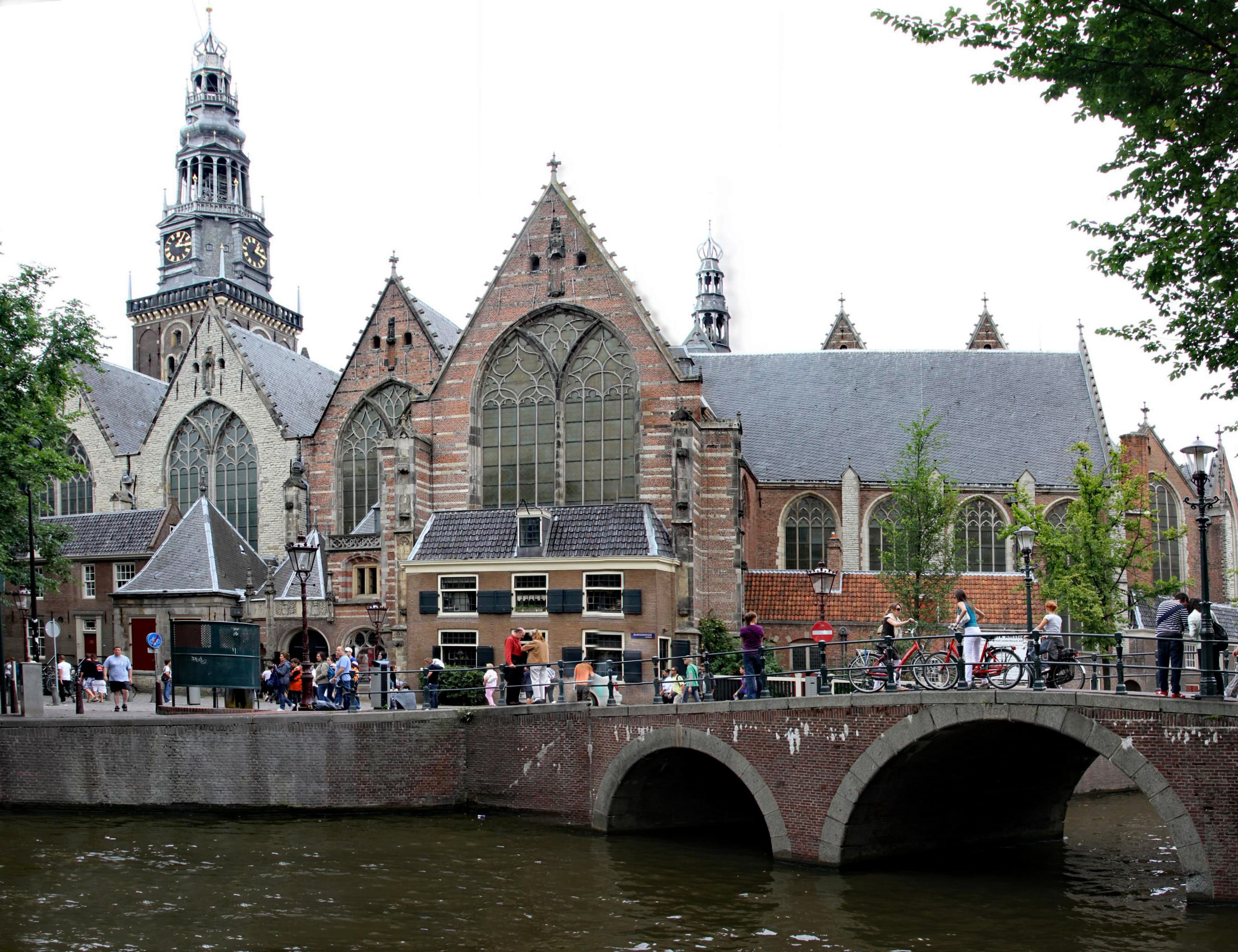 De Wallen: dawn on the oldest canals