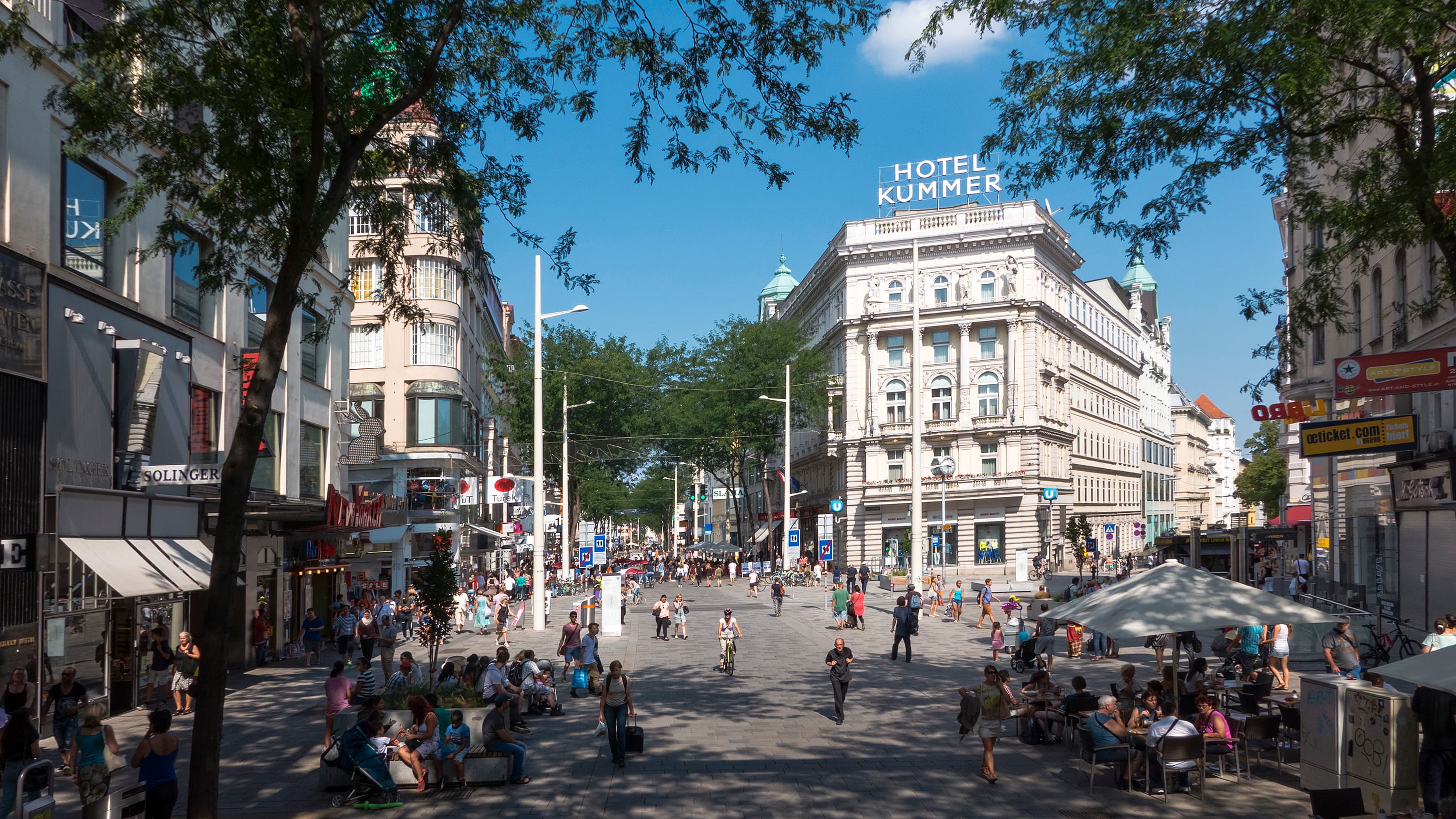 Mariahilf: the shopping mile and the calm behind it