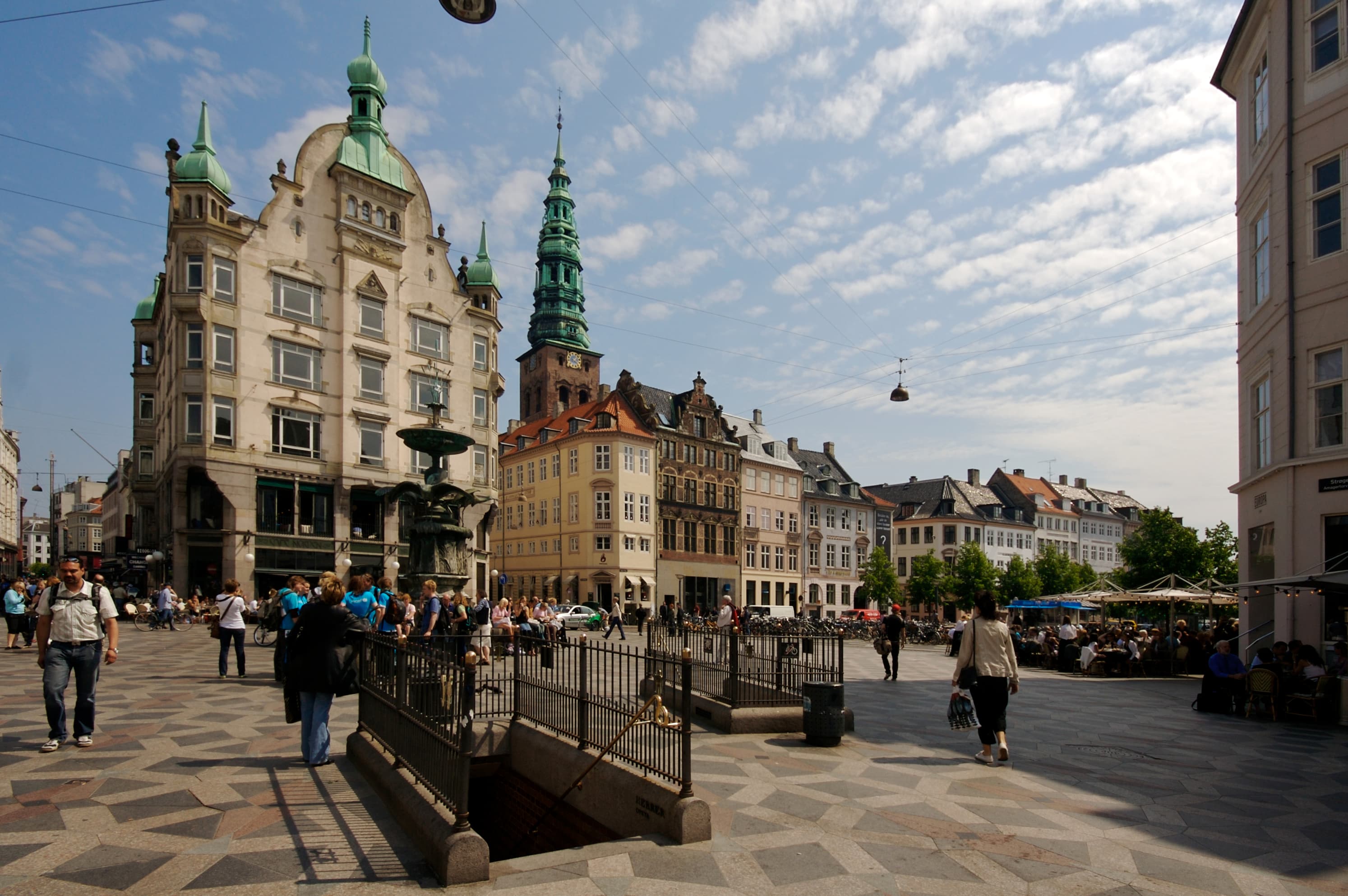 Strøget end-to-end: the longest pedestrian street and its alleys