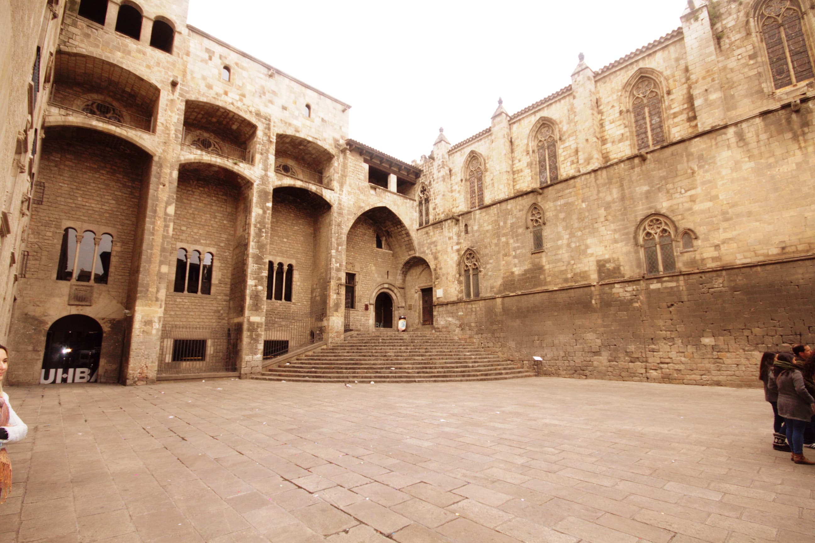 Barri Gòtic: the cathedral and the Roman walls