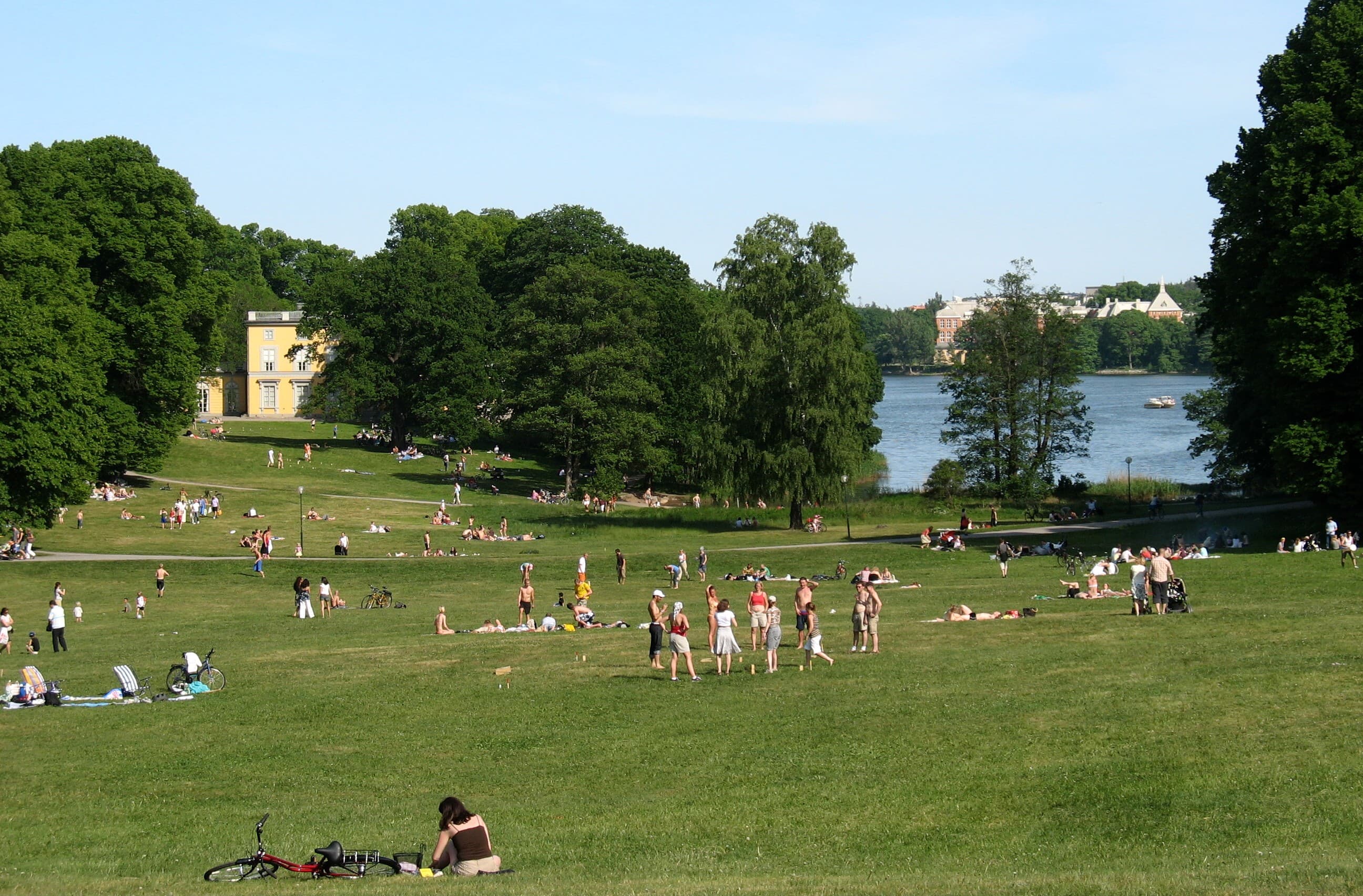 Hagaparken: the royal English park and the water