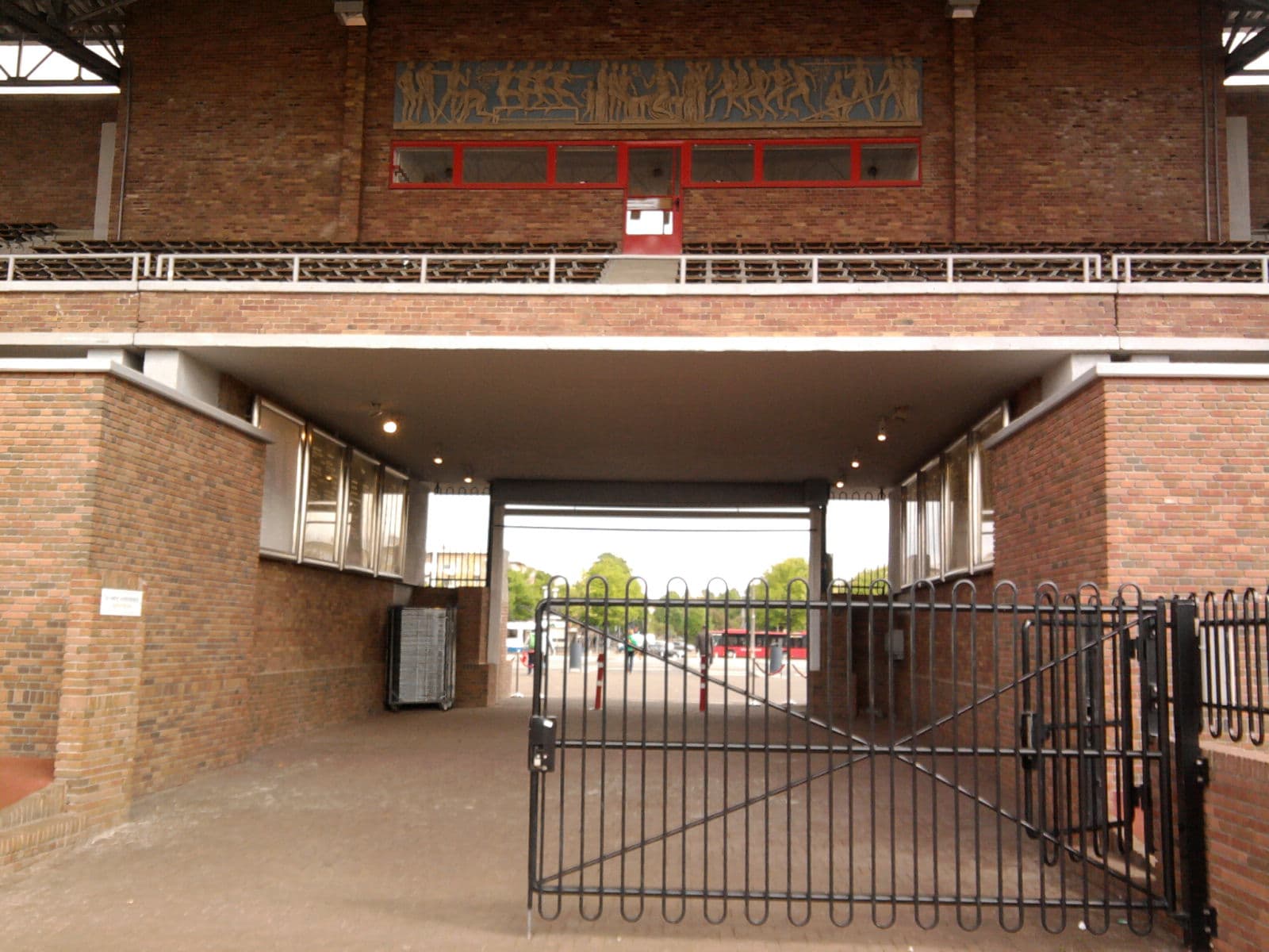 Olympisch Stadion: the 1928 quarter and the water
