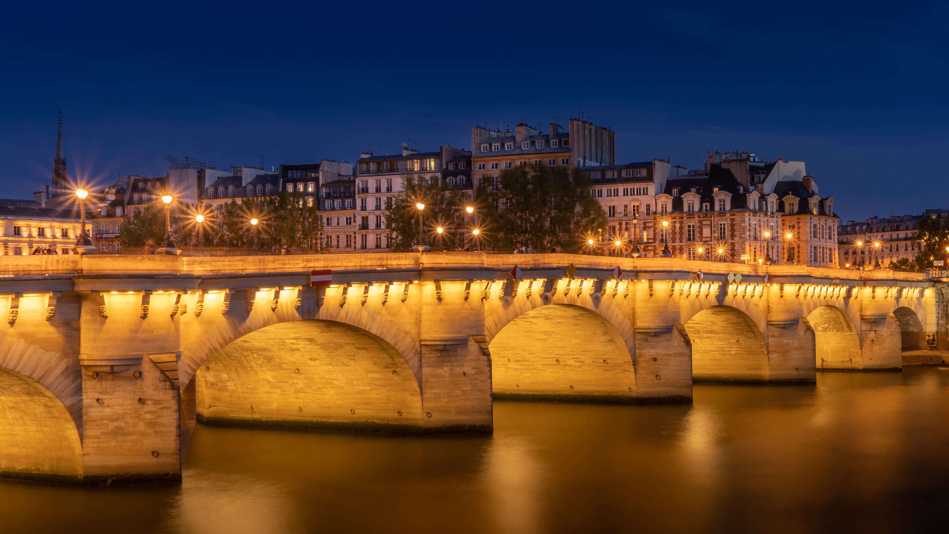 The two islands: Cité to Saint-Louis